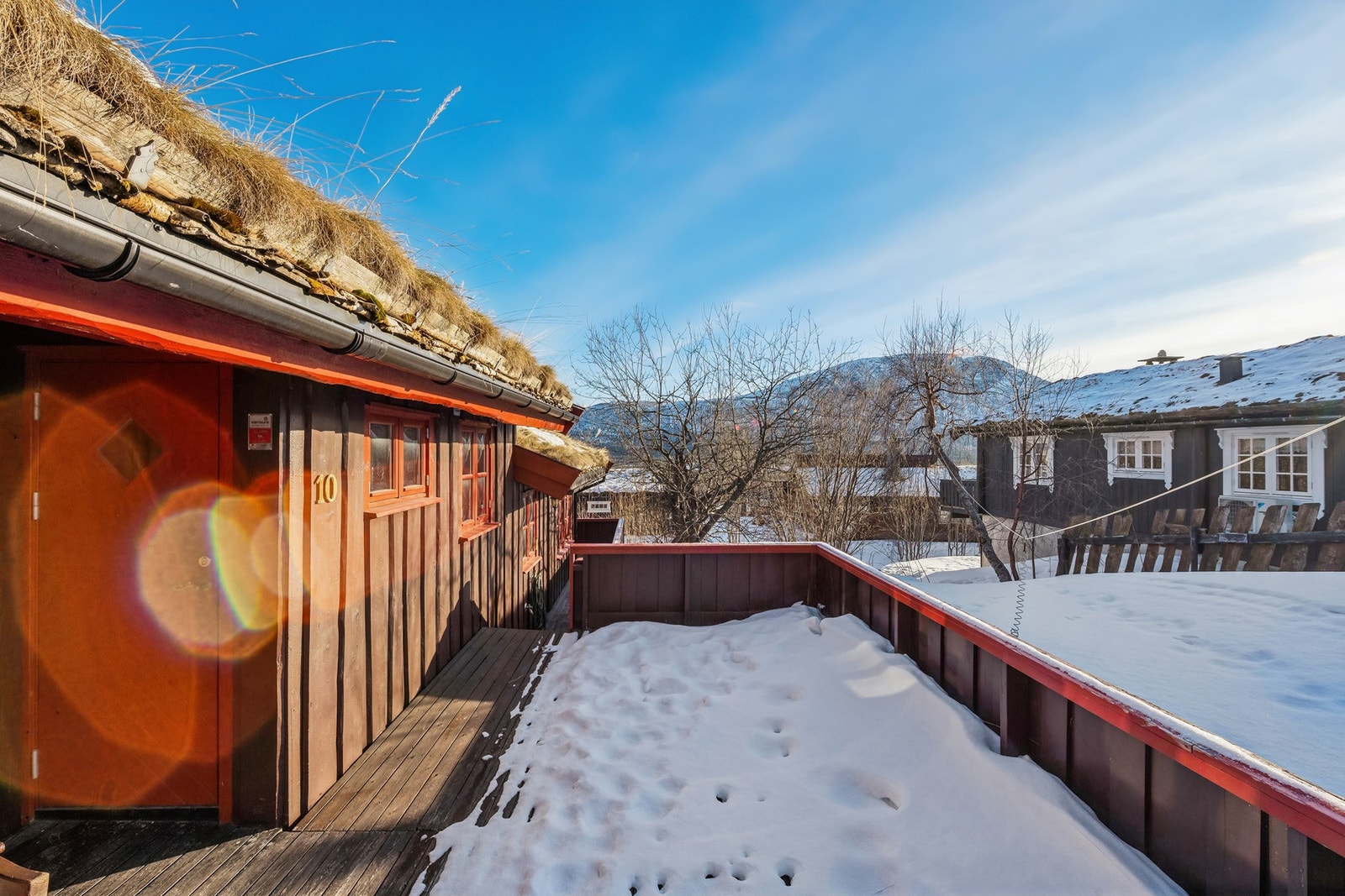 Stor terrasse med god plass til flere sittegrupper Galleribilde