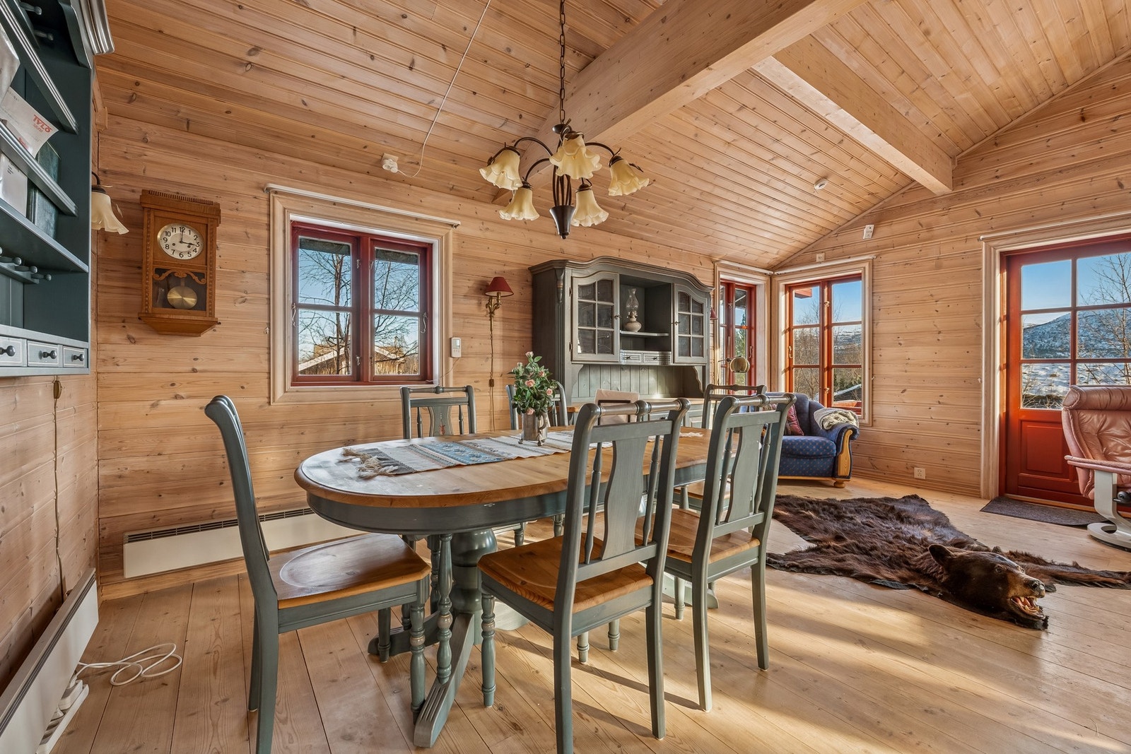 Stue med god plass til flere sittegrupper Galleribilde