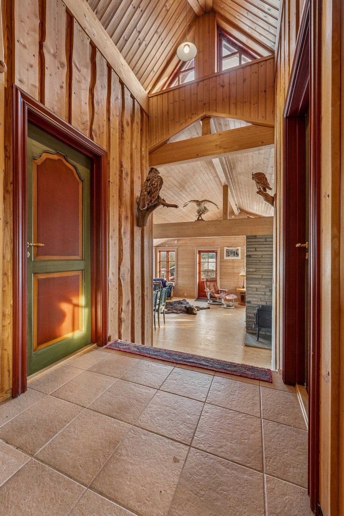 Hytta er fordelt på 2 halvplan som gir et fint skille mellom oppholdsrom og soverom Galleribilde