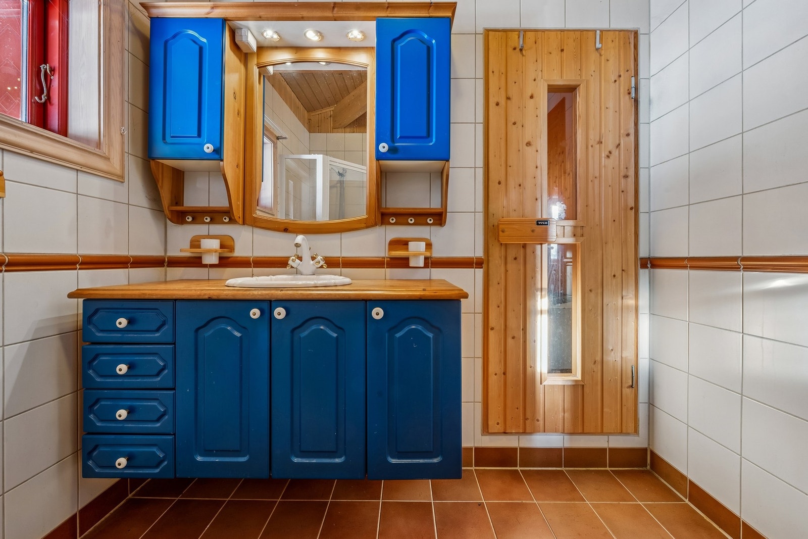 Flislagt bad på 5 kvm samt badstue på 2 kvm. Galleribilde