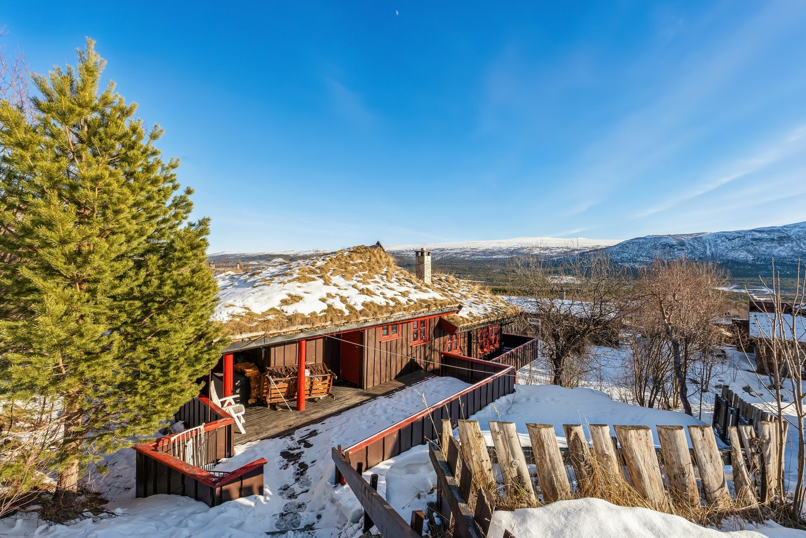 Det er parkeringsplass like ovenfor hytten Galleribilde