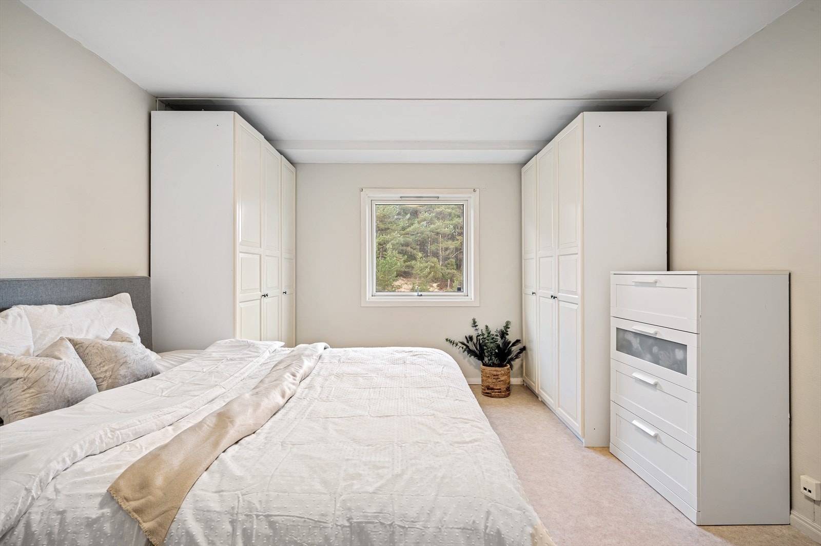 - Her har man god plass til dobbeltseng i ønsket størrelse og garderobeskap - Galleribilde