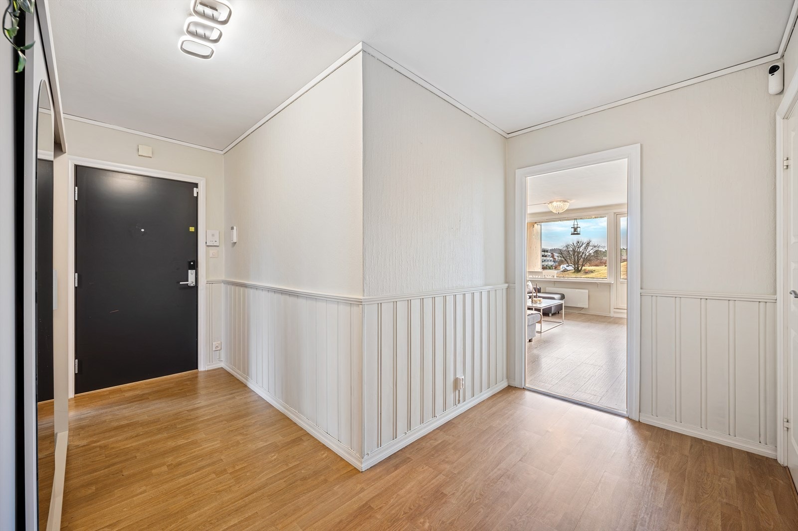 - Du blir ønsket velkommen hjem til en romslig entré/gang som måler 11,9m². Inngangsdør med kodelås fra 2019/2020 - Galleribilde