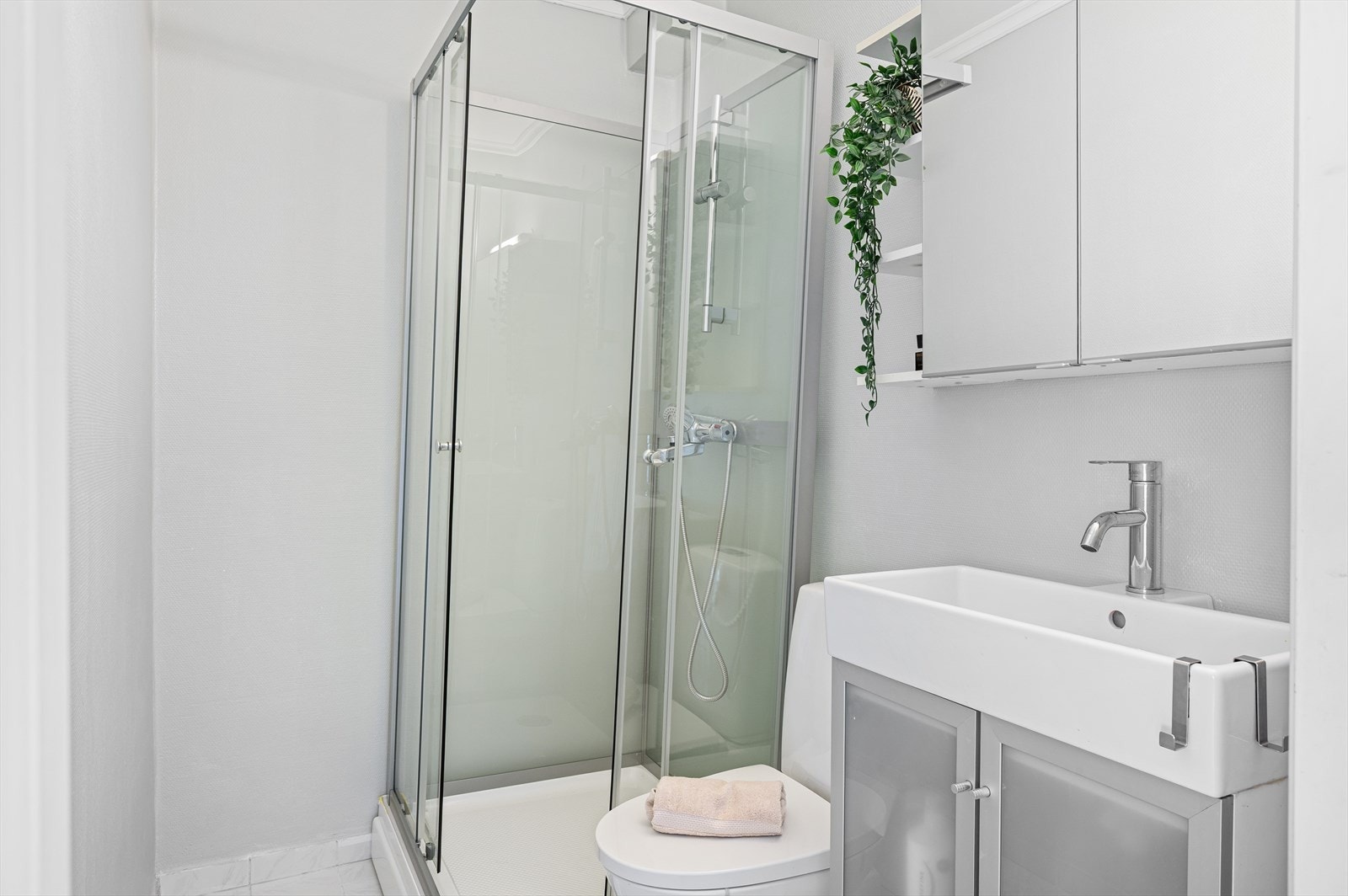 - Badet har fliser på gulv og malte veggflater - Galleribilde