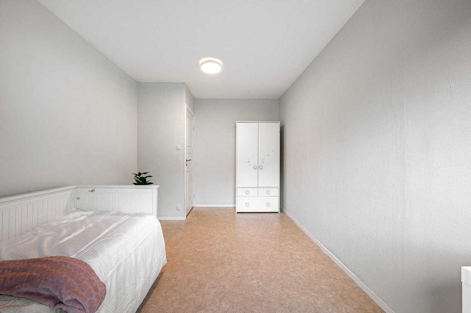 - Godt med plass til garderobeskap - Galleribilde