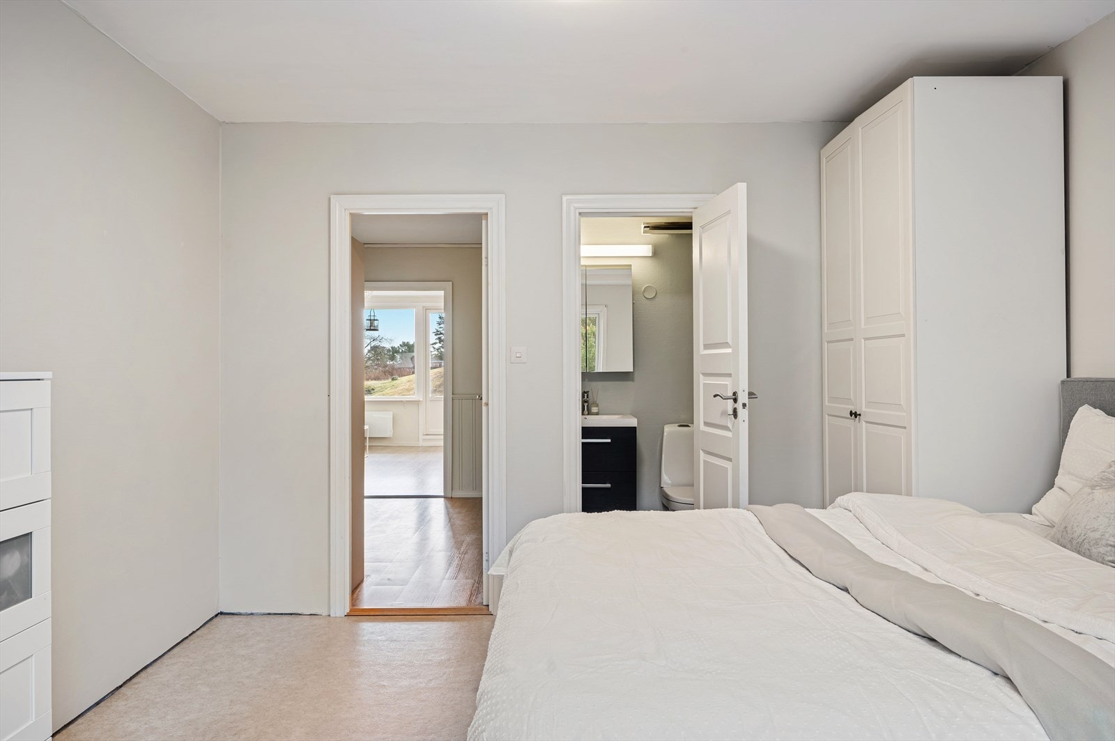 - Soverommet har egen adkomst til tilhørende bad - Galleribilde