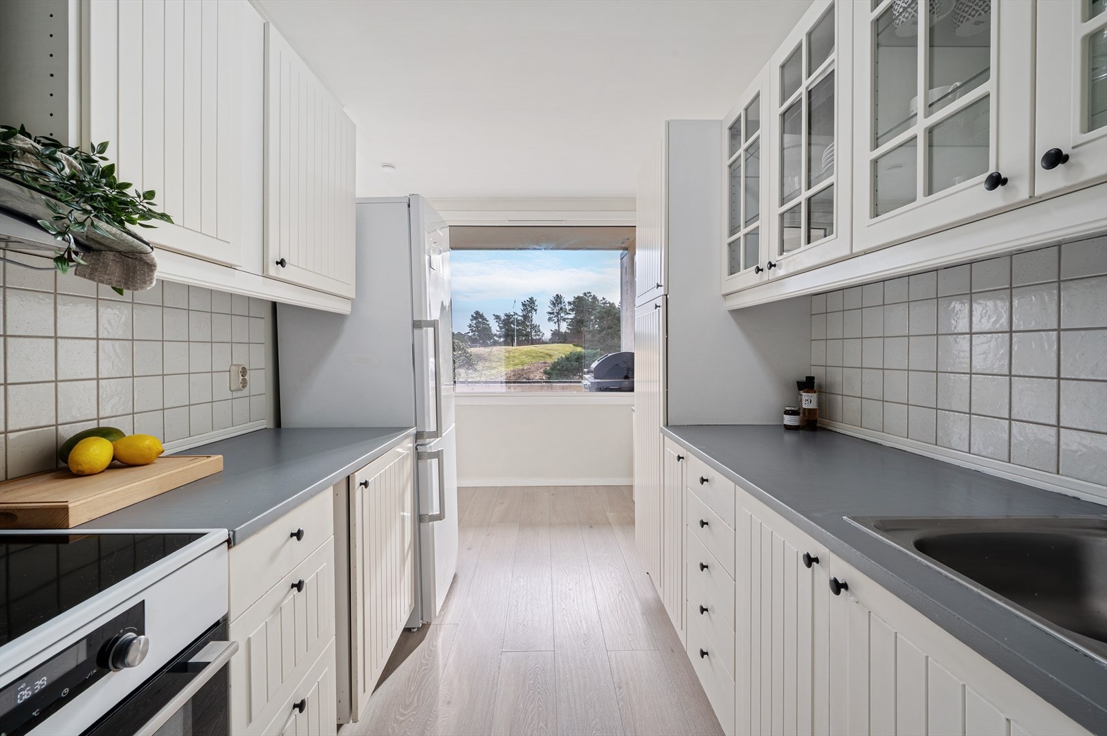 - Fra kjøkkenvinduet har du utsikt ut mot flott grøntareal - Galleribilde