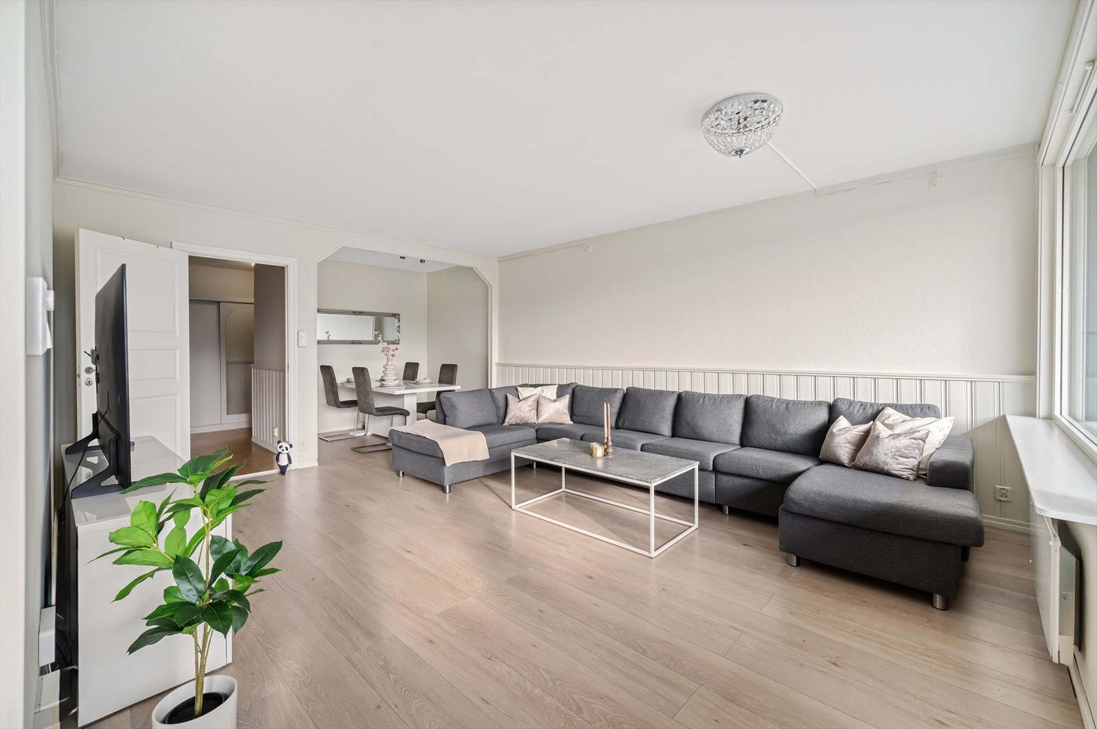 - Stuen måler 27,5m² og utformingen gjør det enkelt å innrede med sofa- og spisegruppe i hver sin naturlige sone - Galleribilde