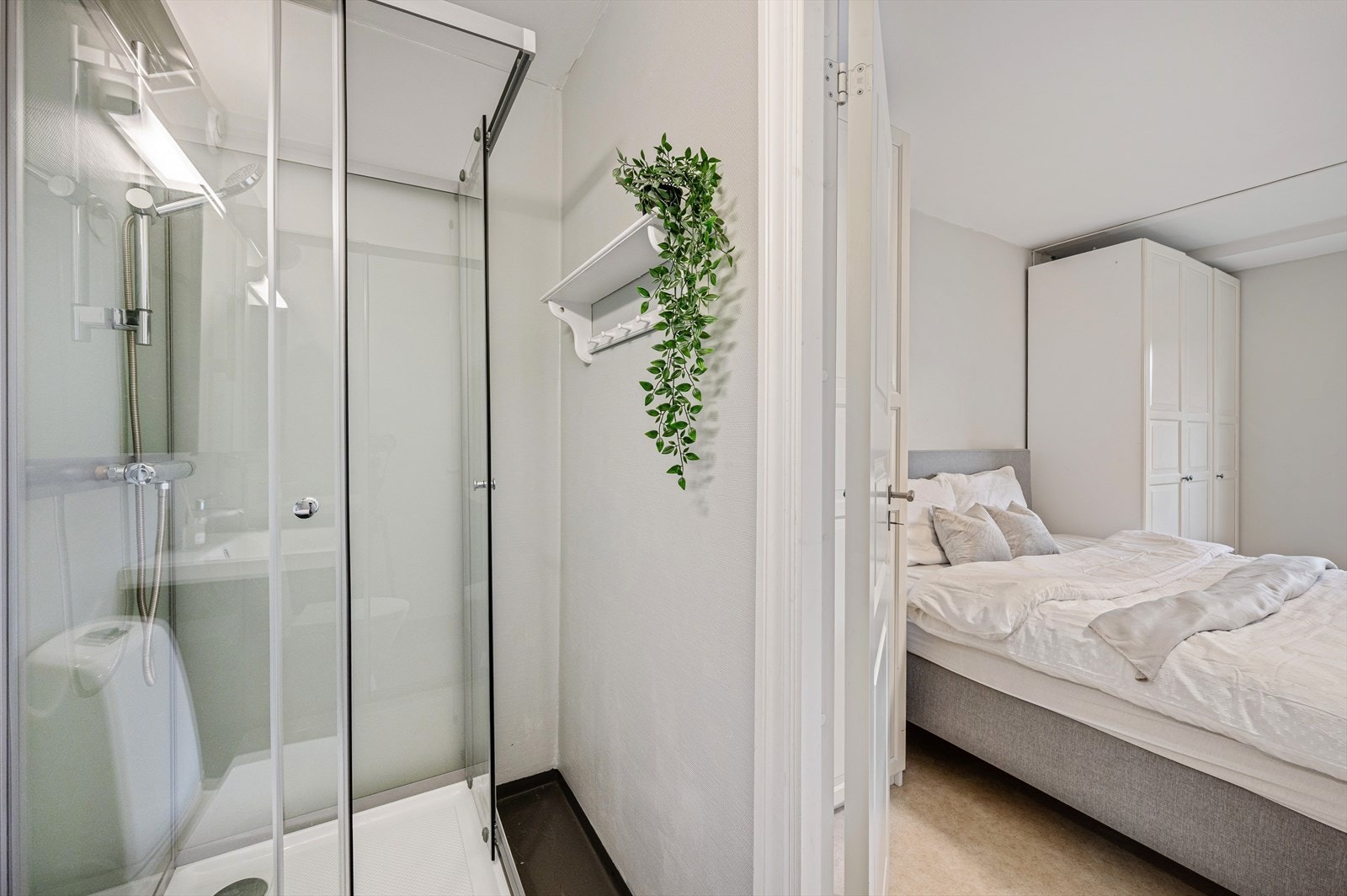 - Innredet med heldekkende servant, toalett og dusjkabinett - Galleribilde