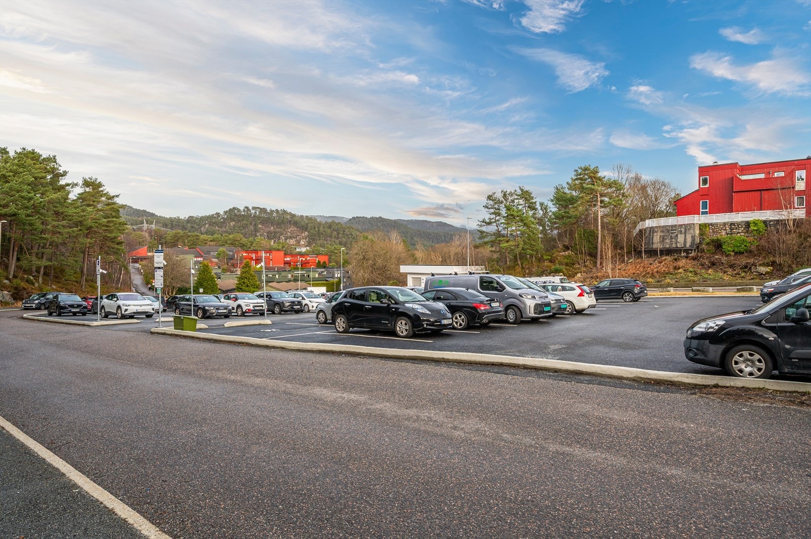 - Det er også mulig å leie en parkeringsplass utendørs - Galleribilde