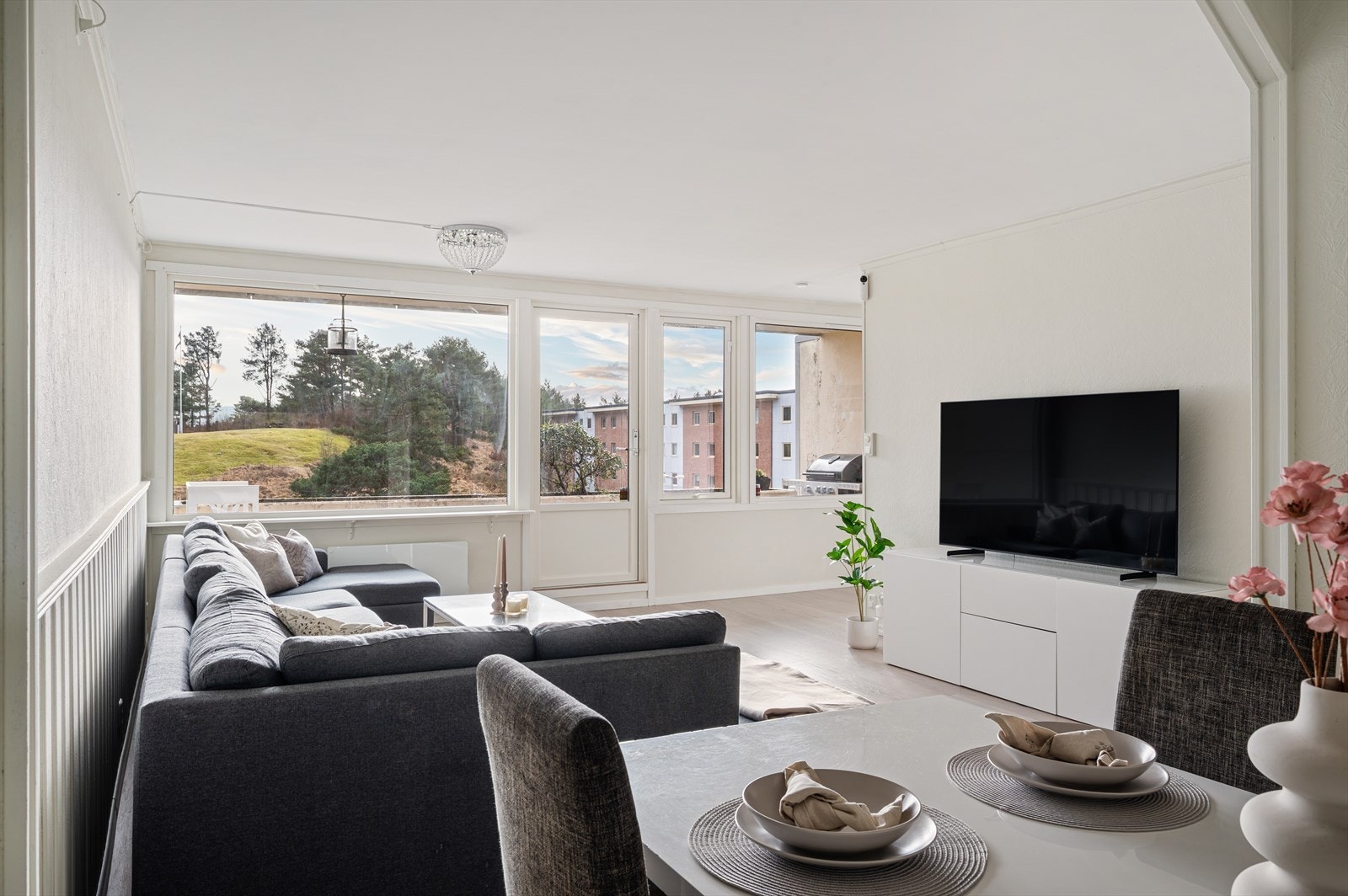 - Store vindusflater fyller stuen med naturlig lys - Galleribilde