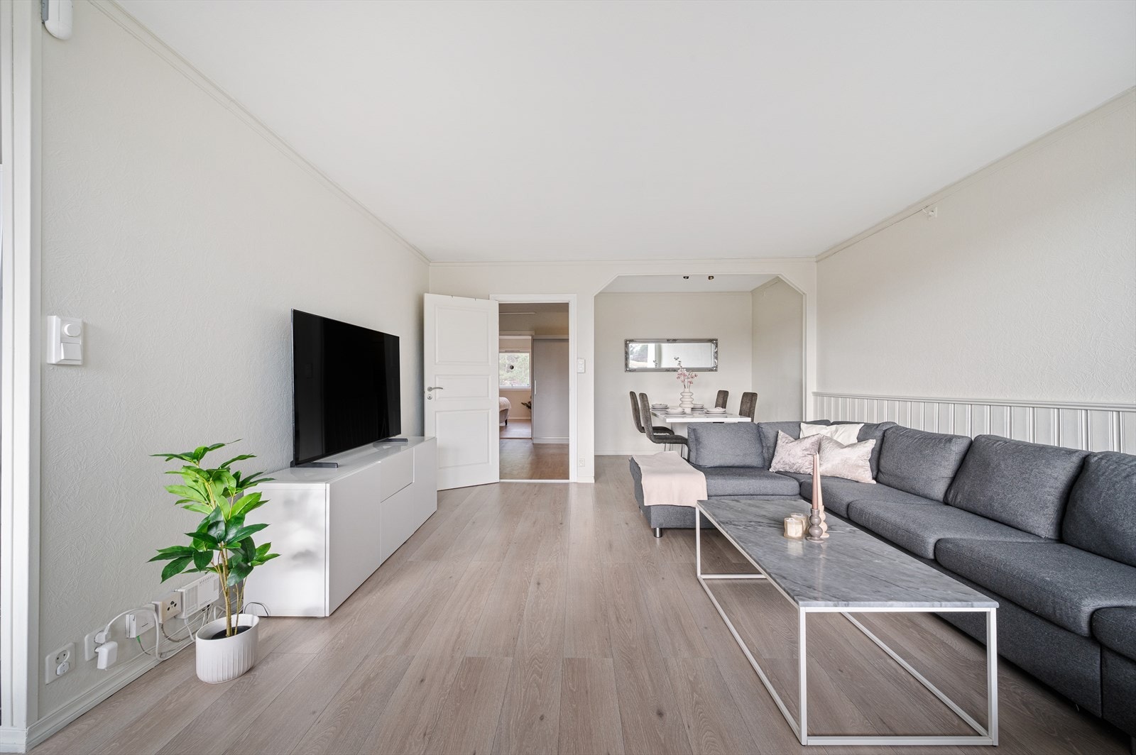 - Gjennomgående lik laminat på gulv gjennom stue, kjøkken og spisestue skaper et nydelig helhetsinntrykk - Galleribilde