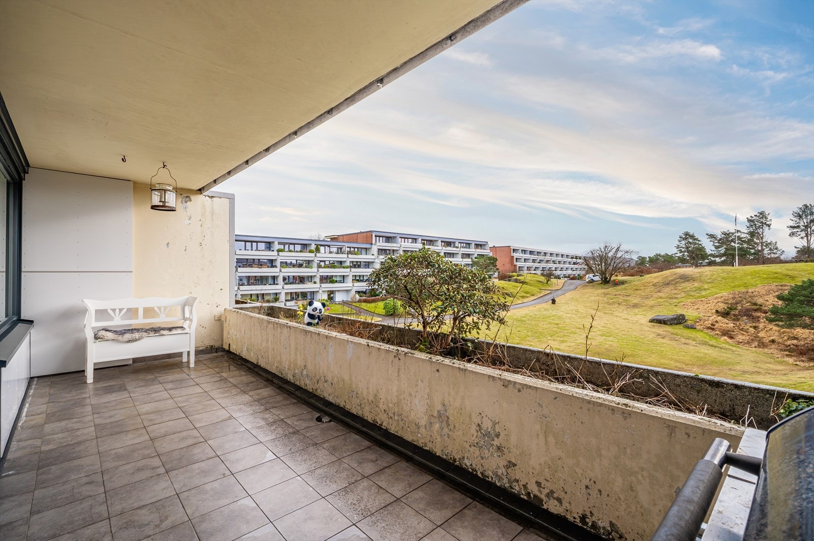 - Nyt en solrik altan med utsikt over flotte grøntarealer - Galleribilde