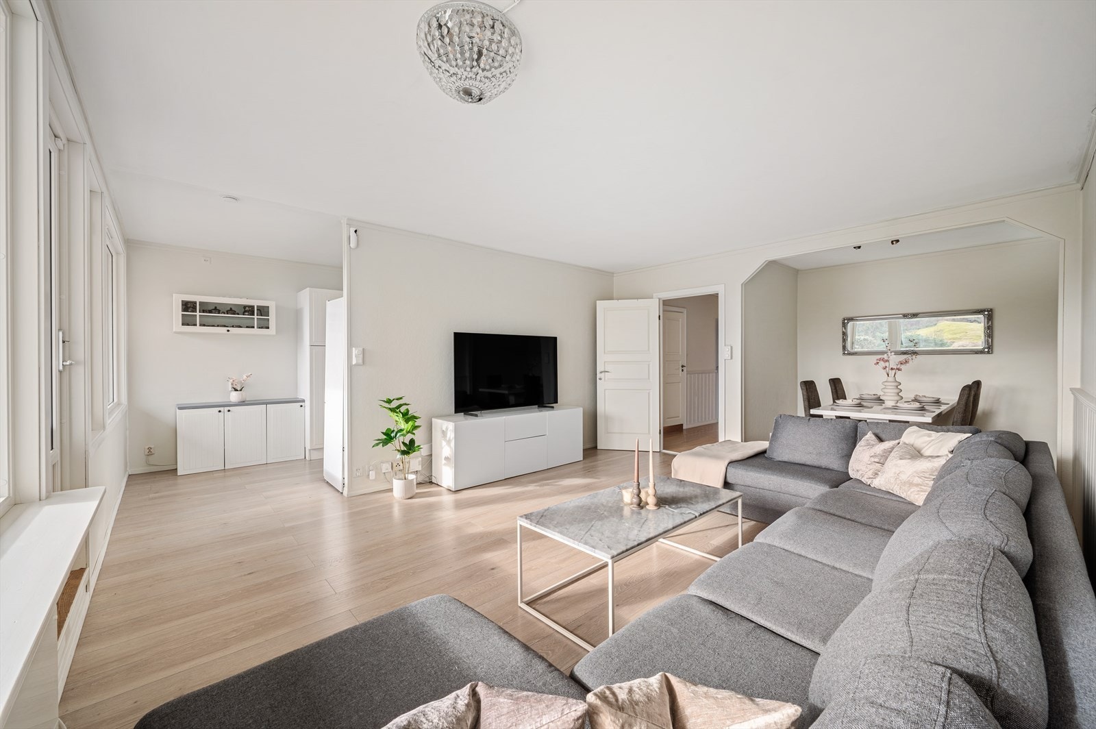 - Leiligheten har et BRA-i på 106m² og inneholder entré/gang, 3 soverom, 2 bad, vaskerom, stue og kjøkken - Galleribilde