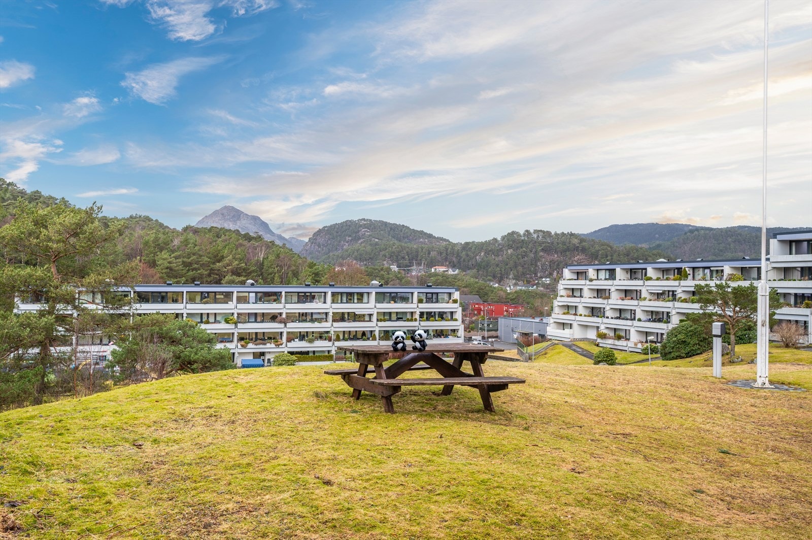 - Store, grønne fellesarealer med flott utsikt mot omringende fjell - Galleribilde