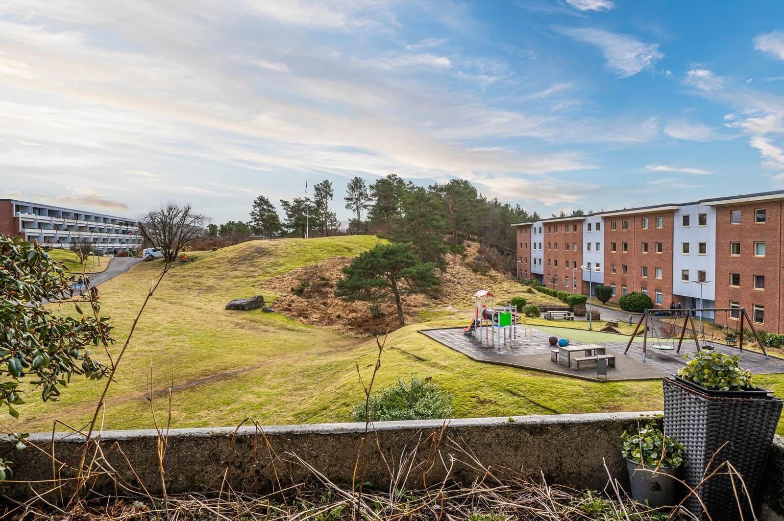 - Her har barna egen lekeplass og huskestativ på fellesområdet - Galleribilde