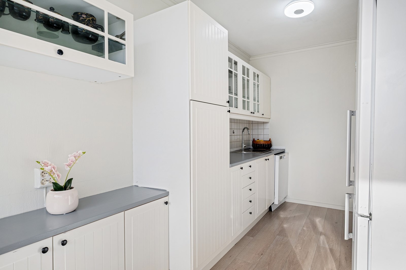 - Kjøkkeninnredning med profilerte fronter og benkeplate i laminat - Galleribilde