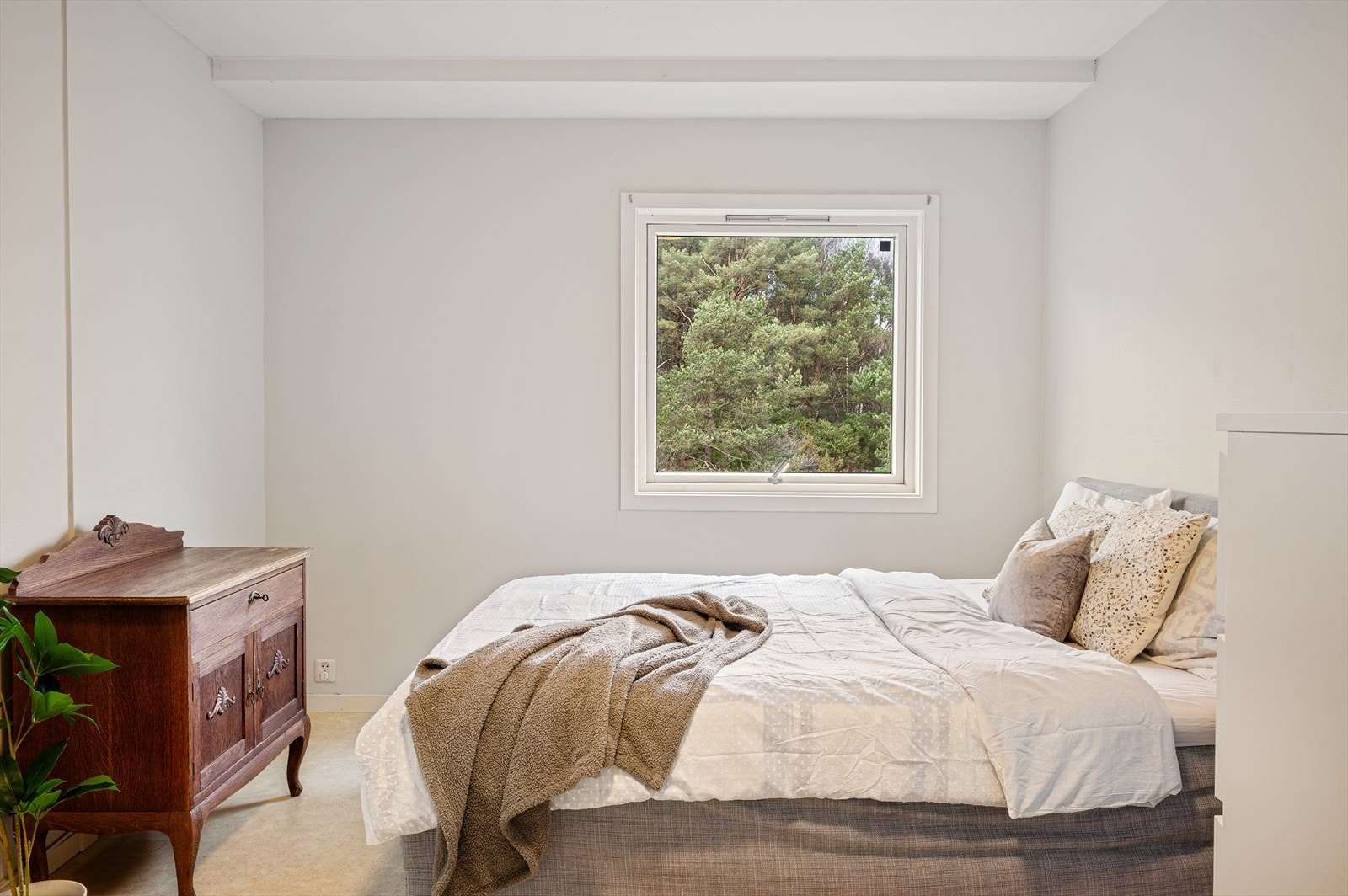 - Merk at soveromsvinduet er vendt ut mot flott natur - Galleribilde