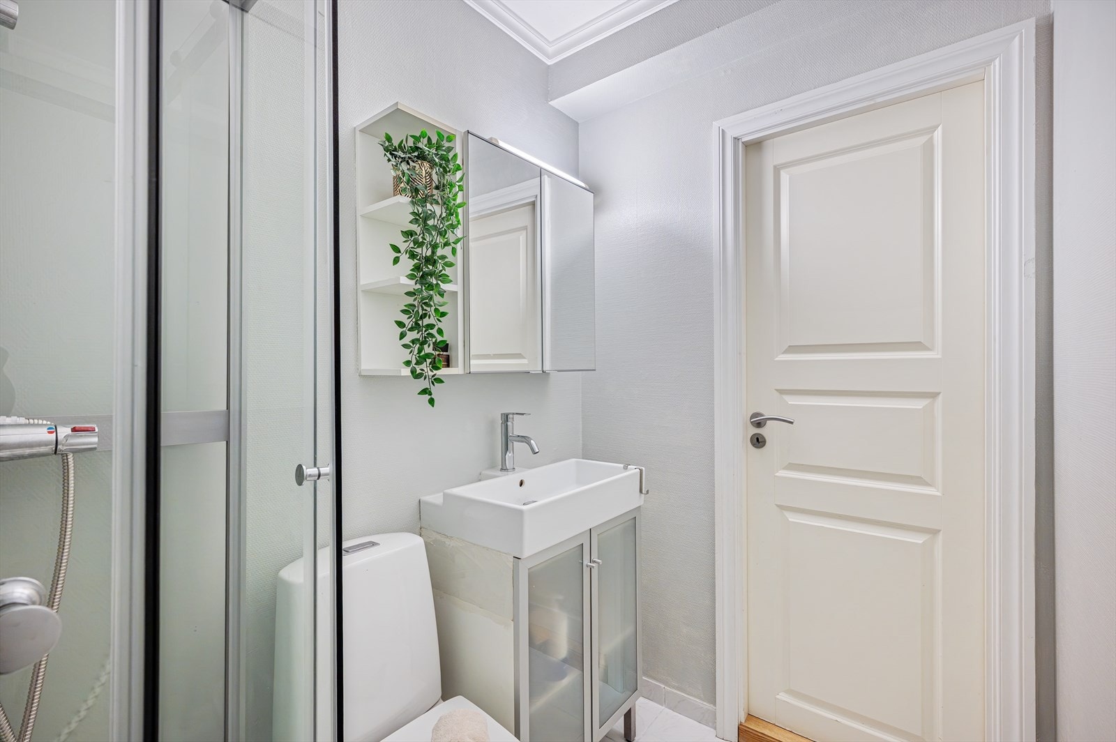 - Innredet med benkeskap med servant, toalett og dusjkabinett - Galleribilde