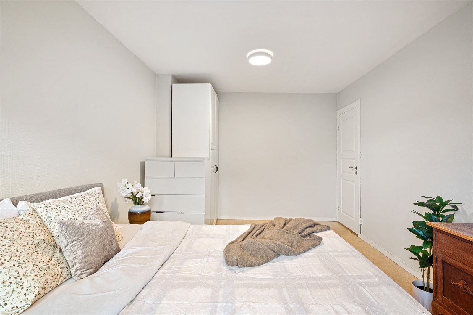 - Også her er det god plass til dobbeltseng i ønsket størrelse og tilhørende møblement - Galleribilde