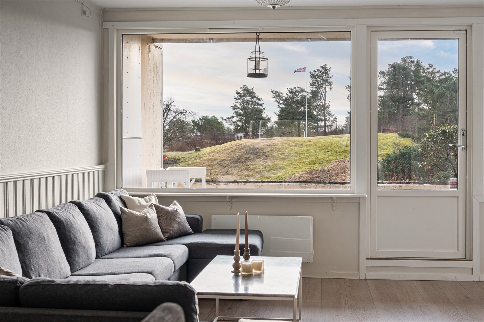 - Fra stuen er det direkte adkomst til en herlig, romslig altan - Galleribilde