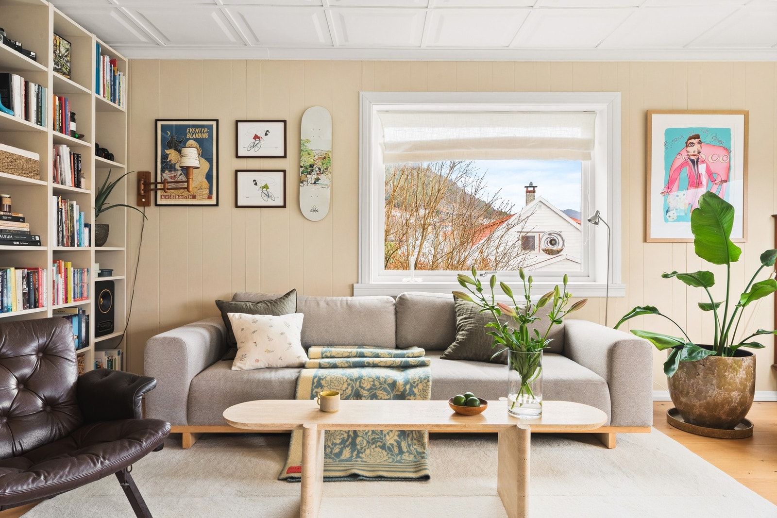 Boligen fremstår som velholdt med lyse fargevalg og enstavs furu- og parkettgulv. Galleribilde