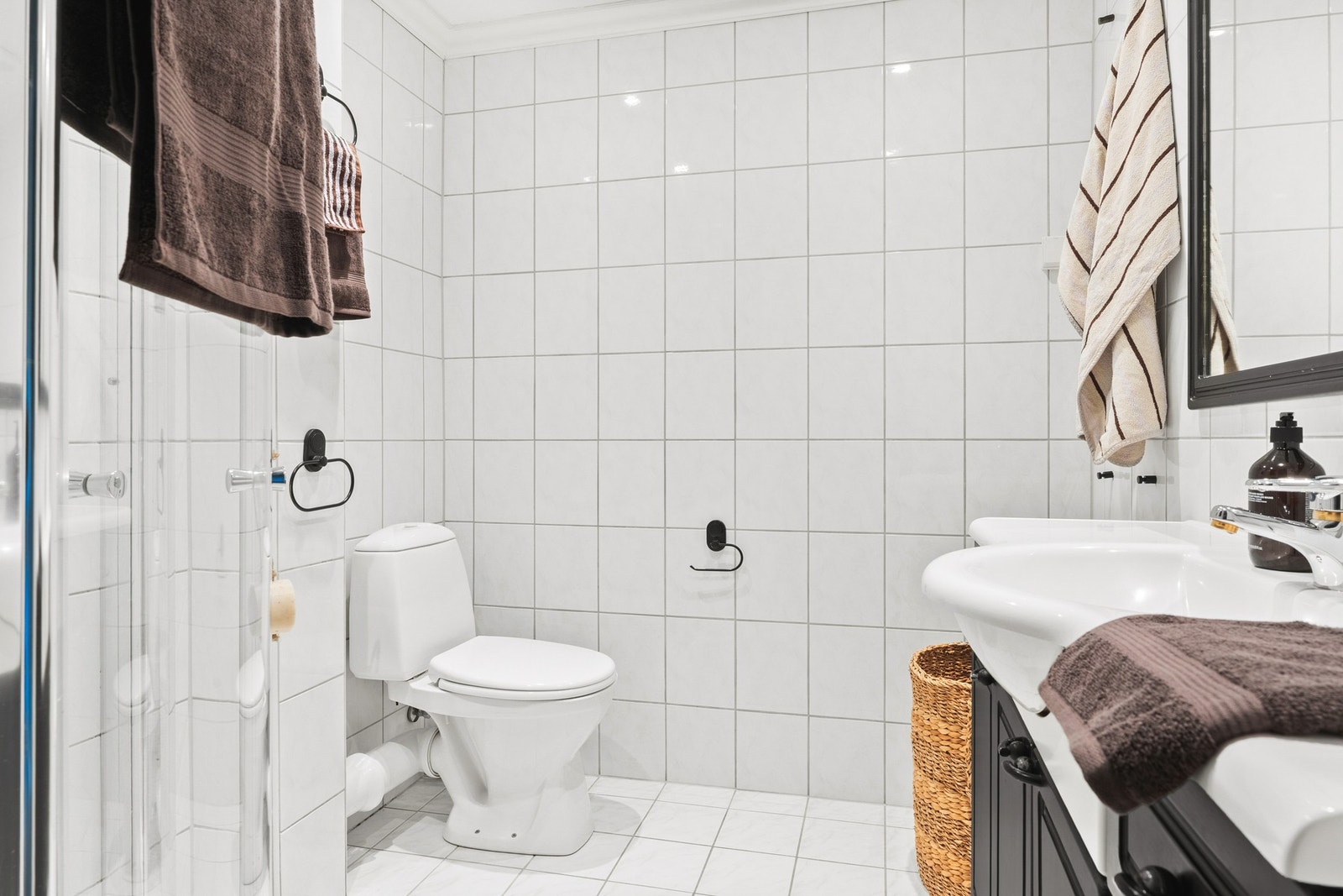 Badet er helfliset og har innfelte downlights i taket samt varmekabler i gulvet. Galleribilde