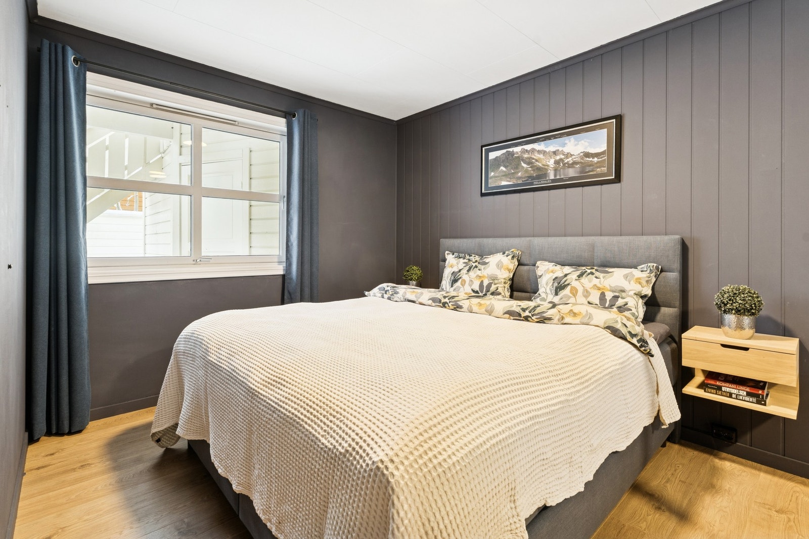 Dette soverommet er romslig med plass til dobbeltseng Galleribilde