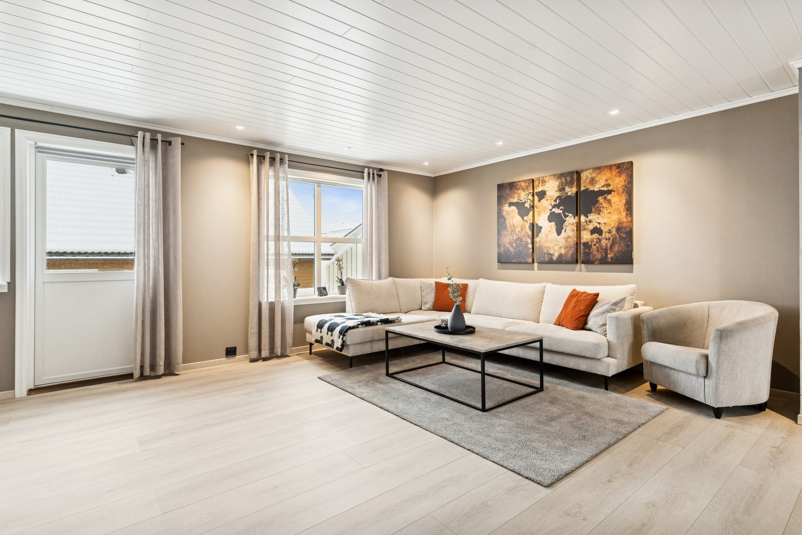 I stuen er det plass til flere sittegrupper Galleribilde