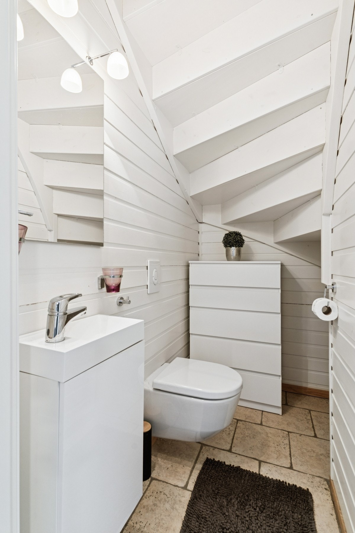 Toalettrom under trapp Galleribilde