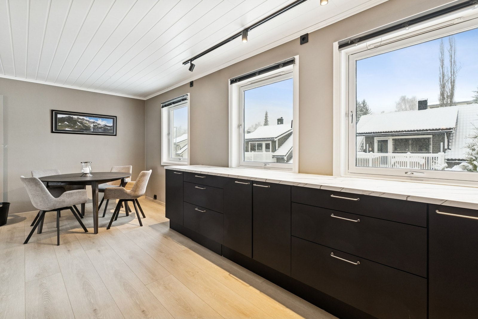 Kjøkkenet har store arbeidsflater Galleribilde