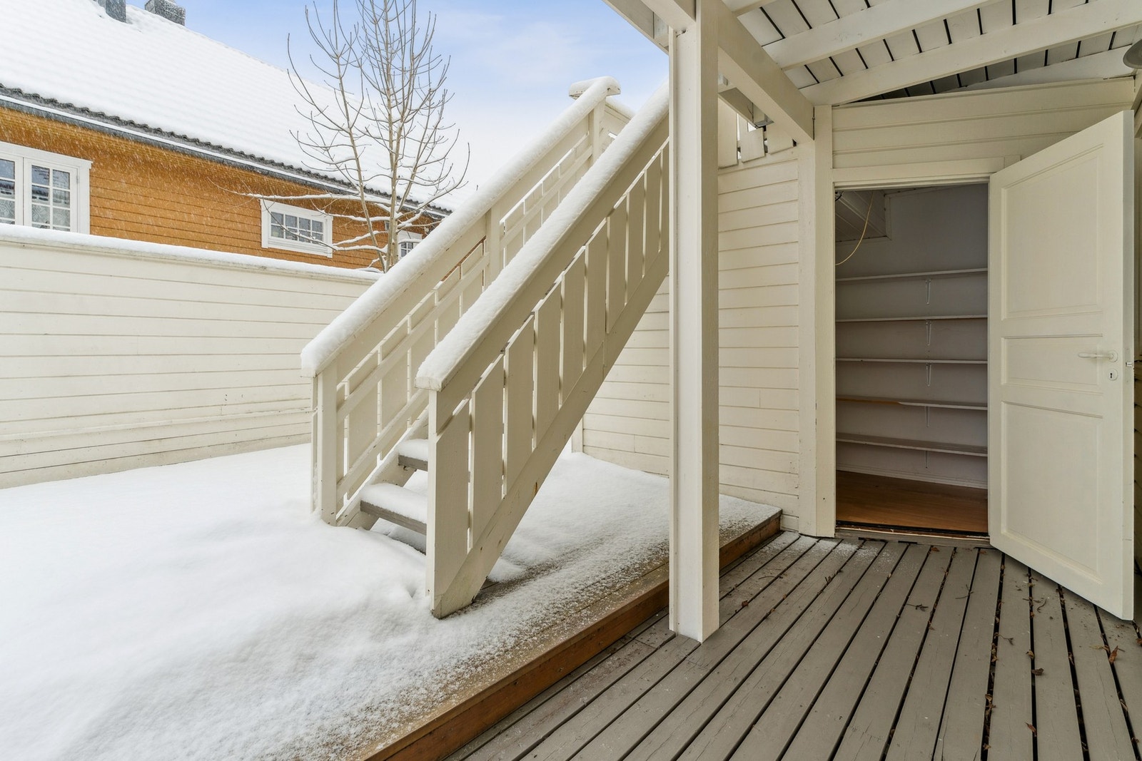 Under veranda har man ytterligere oppbevaringsmuligheter Galleribilde