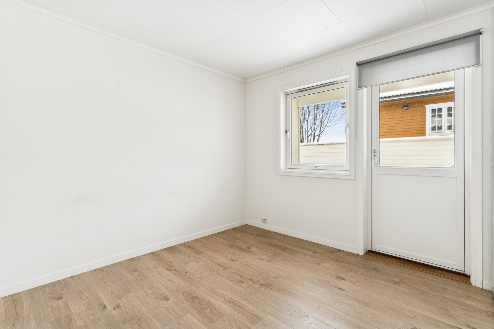 Soverom med dør til terrasse Galleribilde