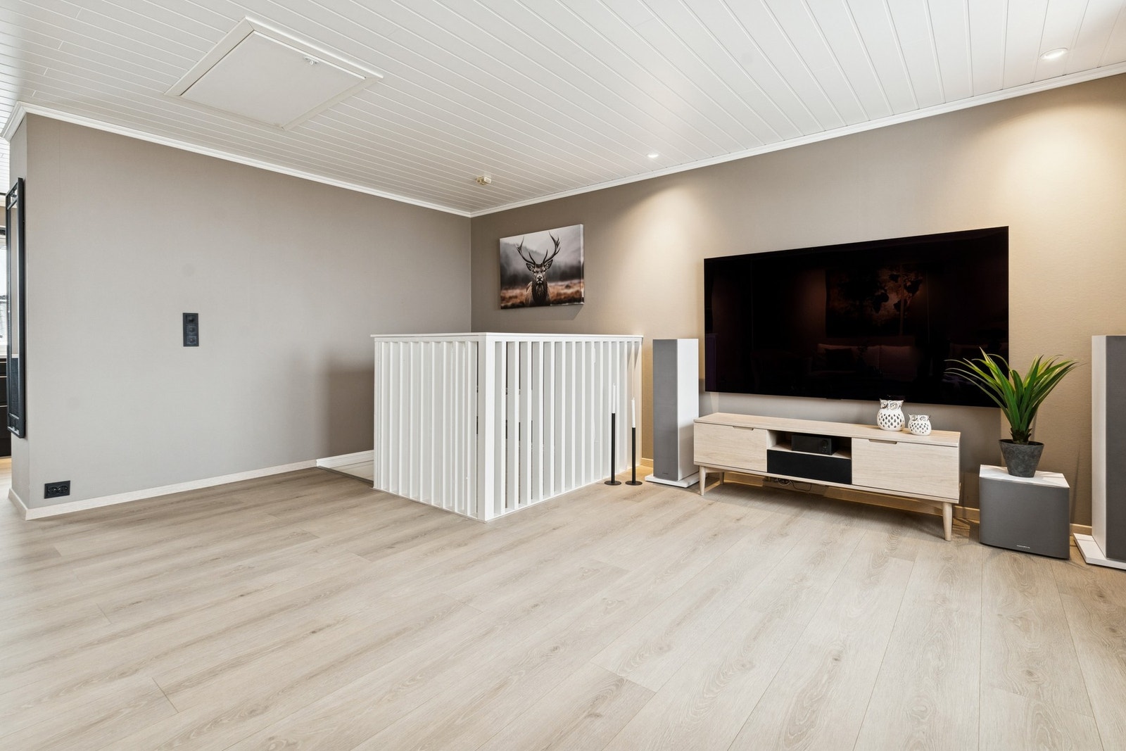 Hele 2.etg ble overflateoppusset i 2022 Galleribilde