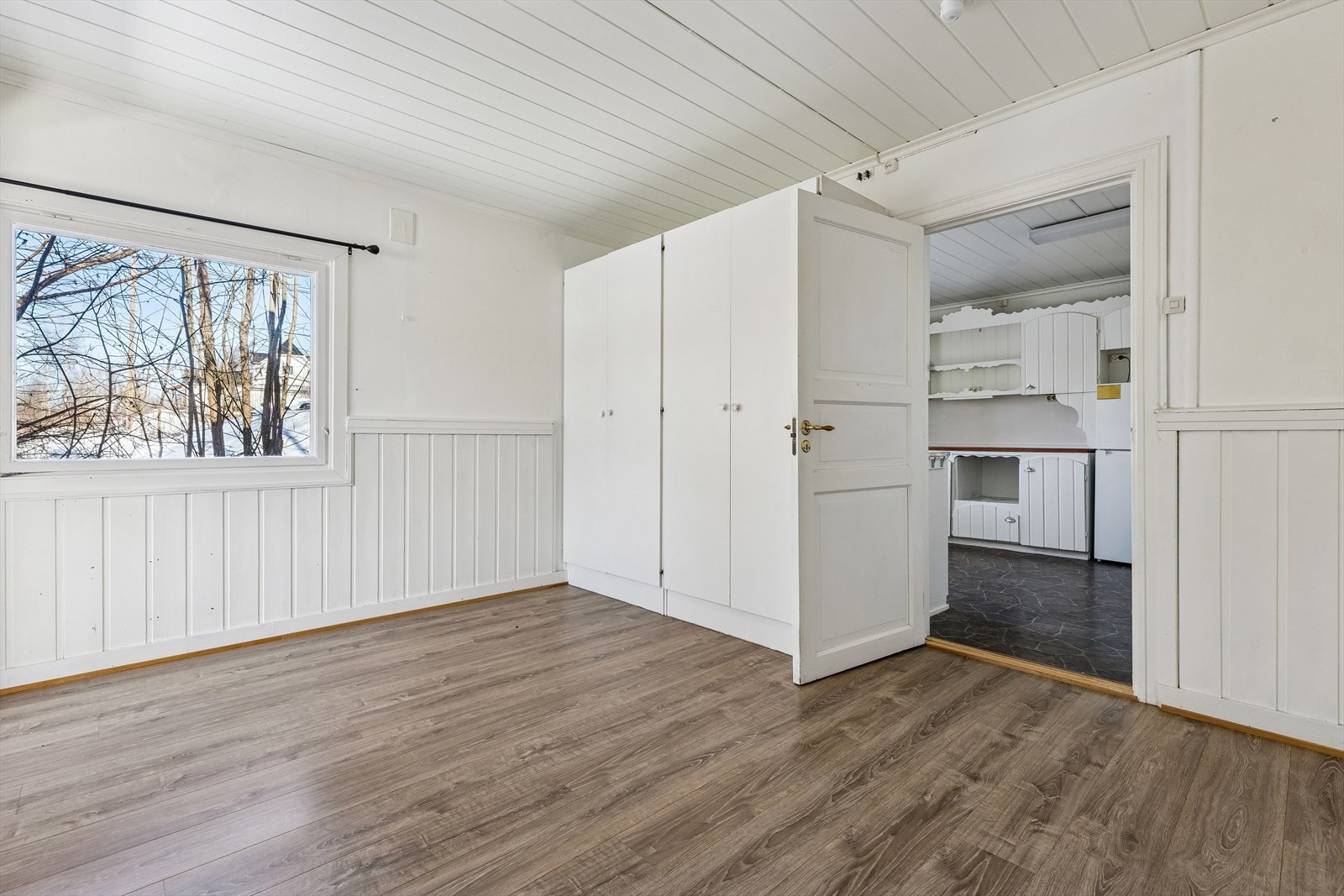 Boligen inneholder to soverom, hvorav dette har god plass til garderobeskap. Galleribilde