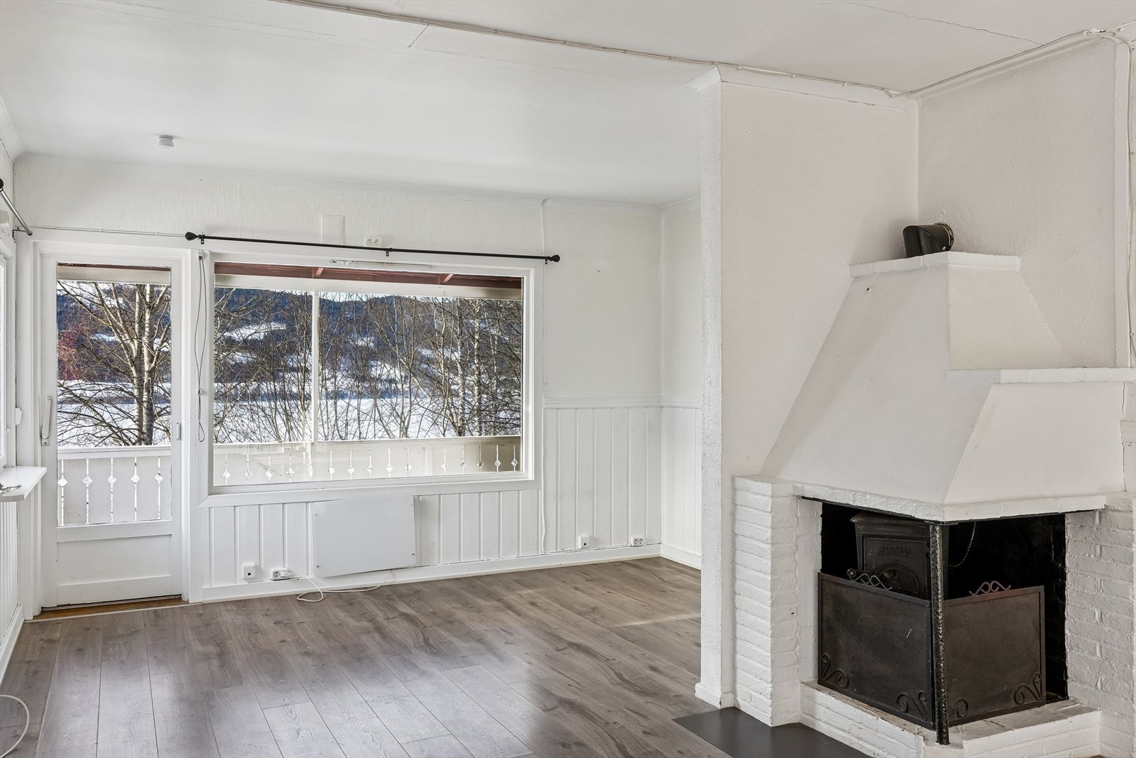 Fra stuen er det direkte utgang til den overbygde verandaen. Galleribilde