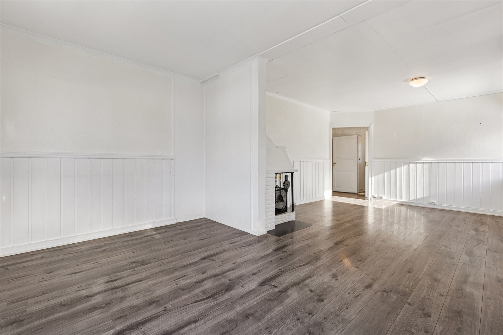 Stuen er et romslig samlingspunkt med plass til flere møbleringssoner. Galleribilde