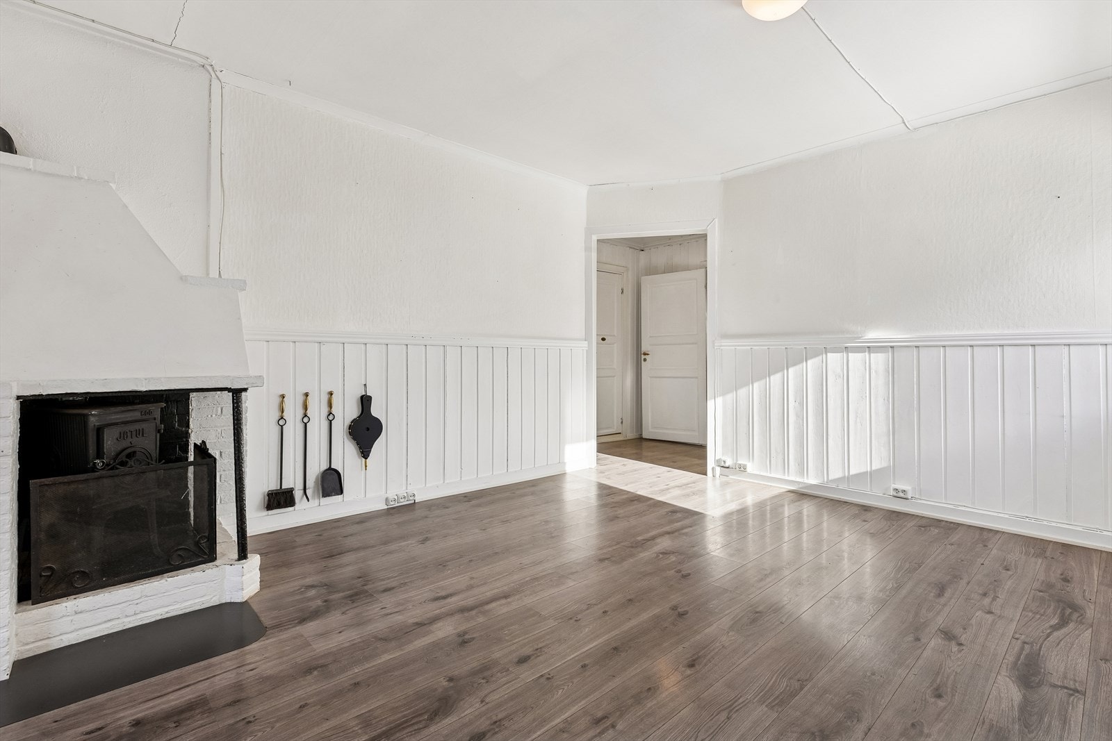 En eldre vedovn bidrar med varme og en hyggelig atmosfære på kalde dager. Galleribilde