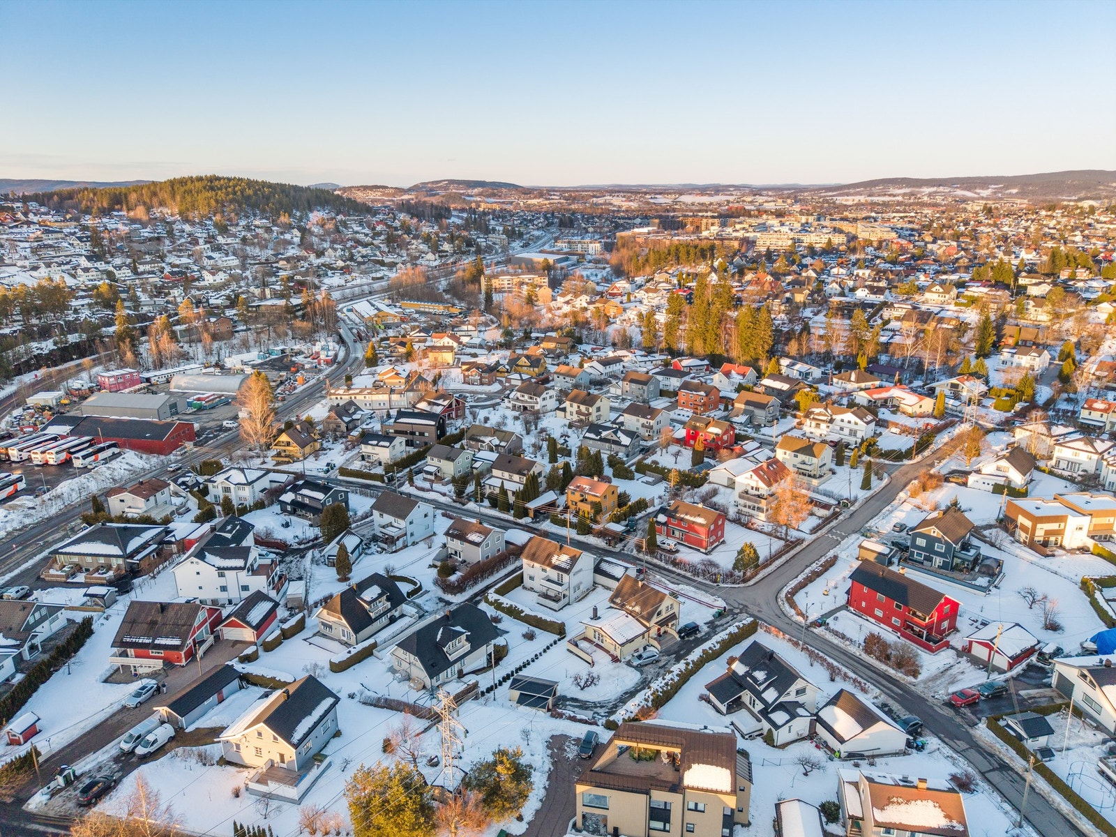 Dagligvarehandelen kan også enkelt gjøres på Coop Mega eller Kiwi på Fjellhamar. I tillegg finnes Kiwi ved Ahus og Rema 1000 på Strømmen. Ønsker du ytterligere servicetilbud, er det kort vei til både Metro og Lørenskog Storsenter Triaden. Galleribilde