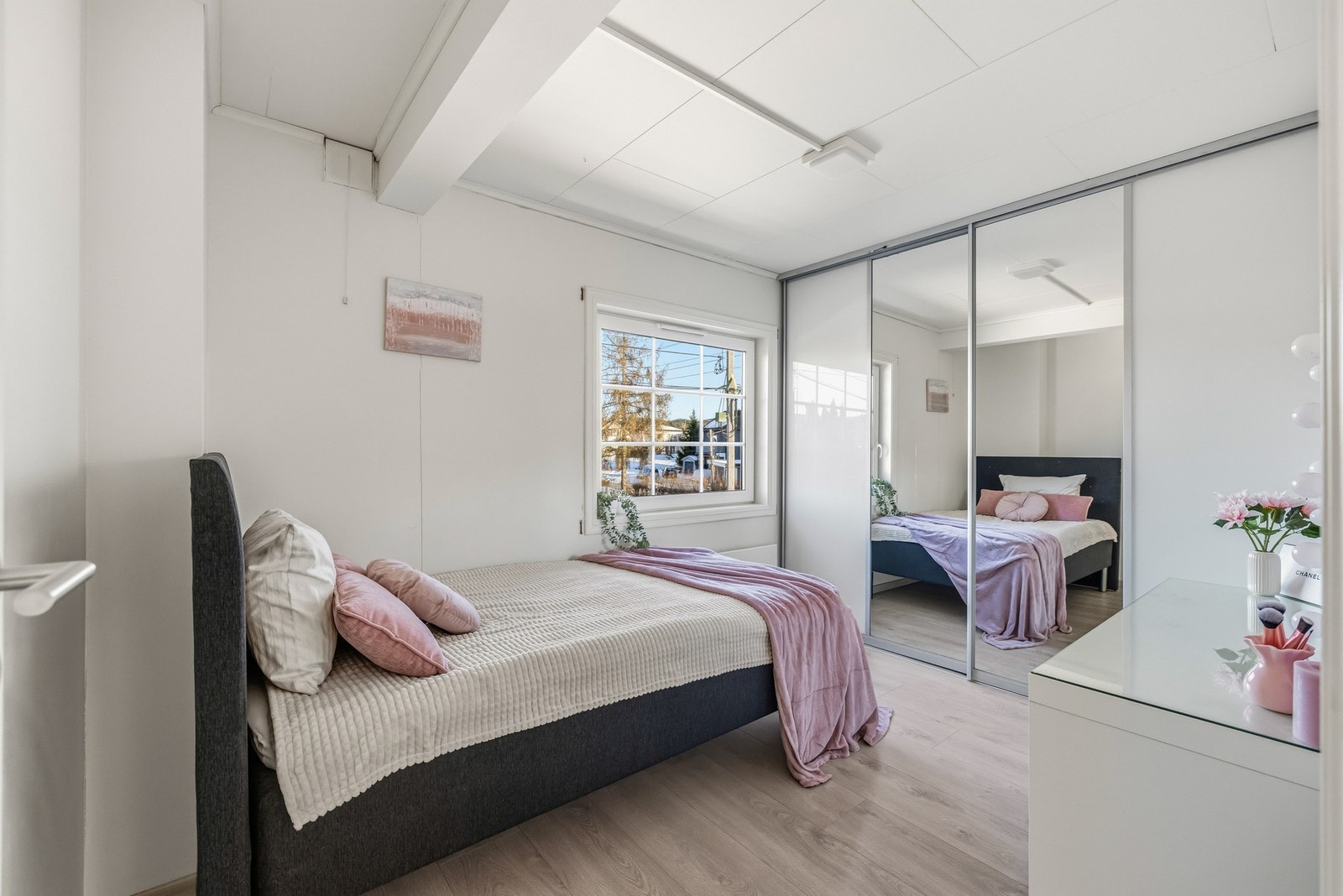 Videre er det laminat på gulv, lysmalte vegger samt himling. Galleribilde