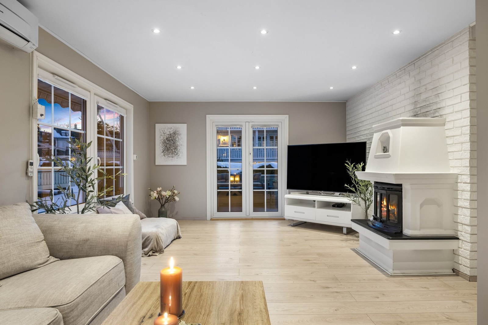 Flytt rett inn i Bråtaveien 40, en hel, seksjonert tomannsbolig over tre plan. Galleribilde