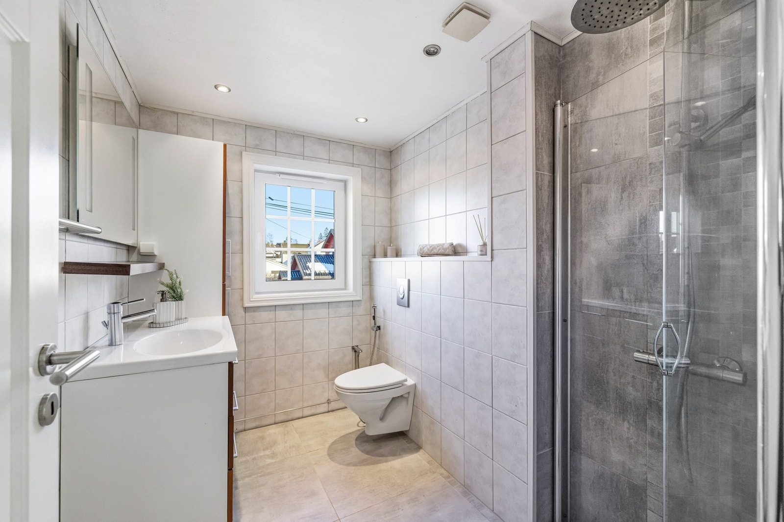 Baderommet i 2. etasje er fra 2007. Begge badene har flislagt gulv med varme, flislagte vegger, samt hvitmalt himling med downlights. Galleribilde