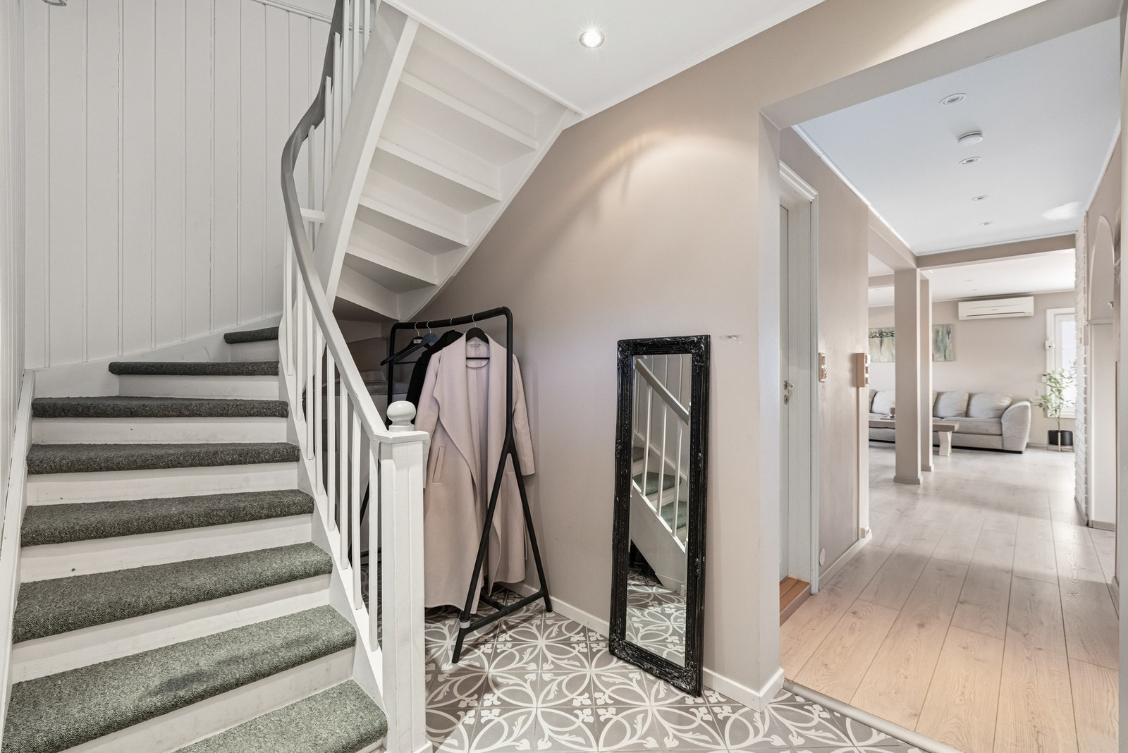 Fra entréen kan du gå videre inn i boligens primære oppholdsrom, eller ta turen opp til boligens andre etasje. Galleribilde