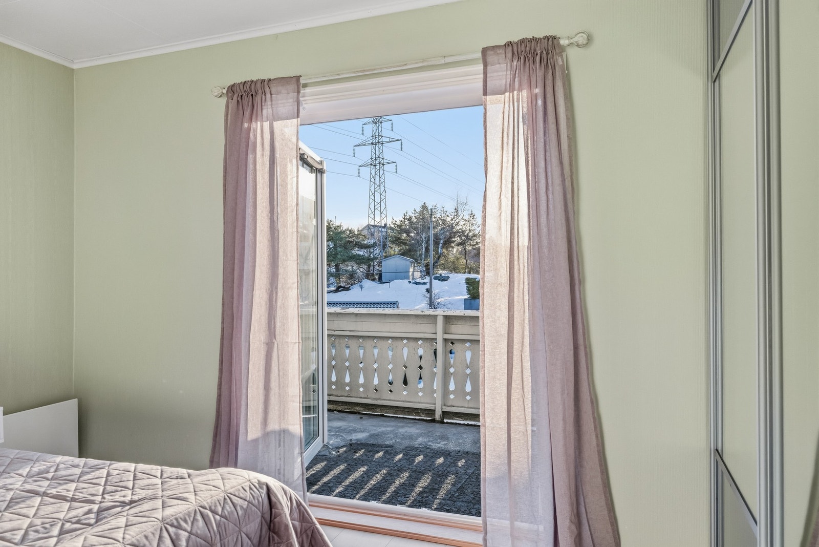 Videre er det store vindusflater og terrassedører som gir rikelig med naturlig lys inn i rommet, også med adkomst ut til verandaen på ca. 9 kvm. Galleribilde