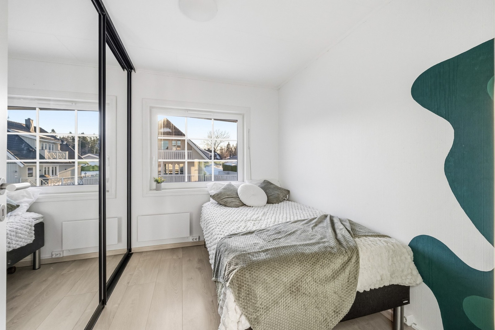 Alle rommene har plassbygde skyvedørsgarderober med speilflater, samt store vindusflater som gir rikelig med naturlig lys inn. Galleribilde