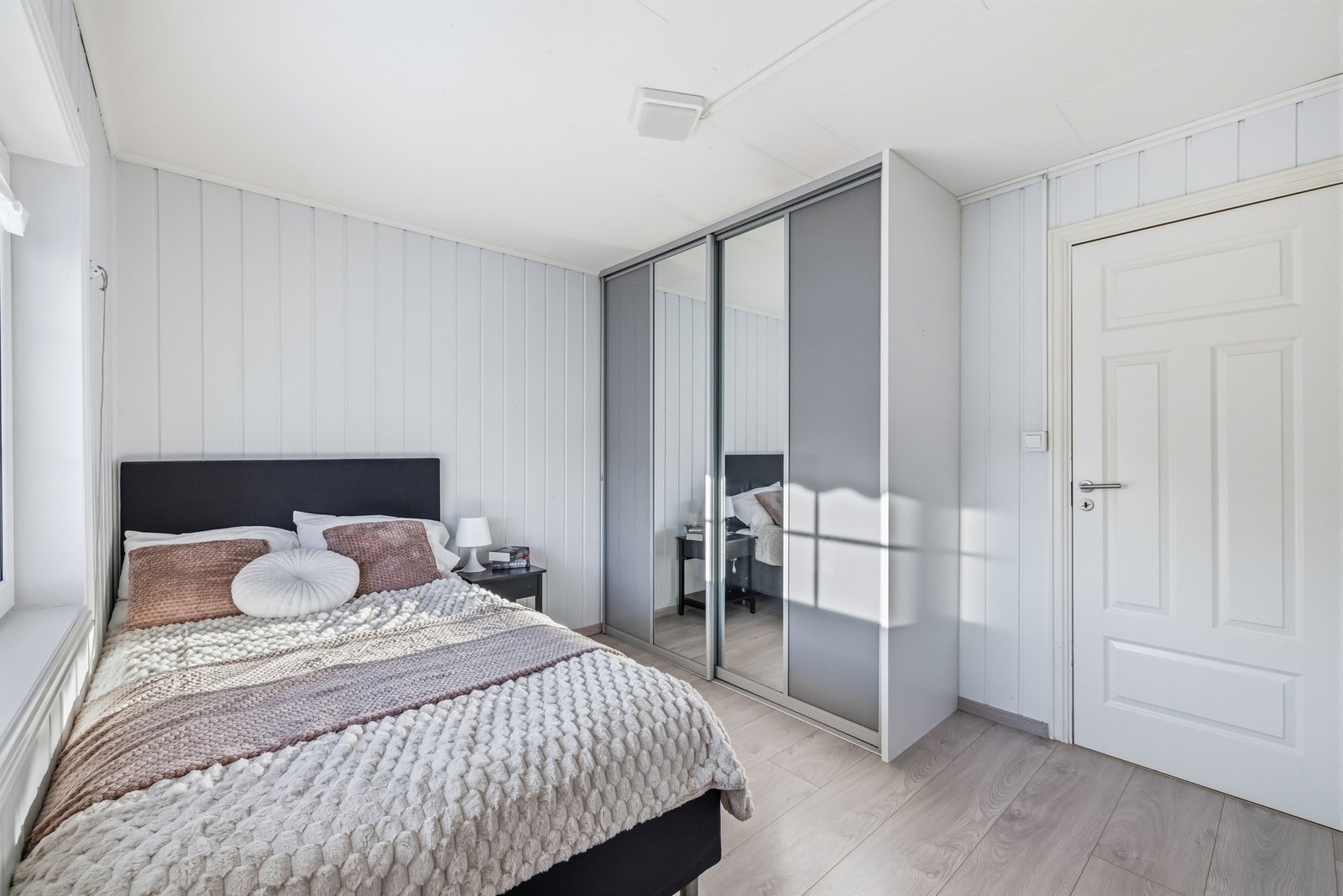 Alle soverommene har plass til seng med tilhørende møblement. Galleribilde