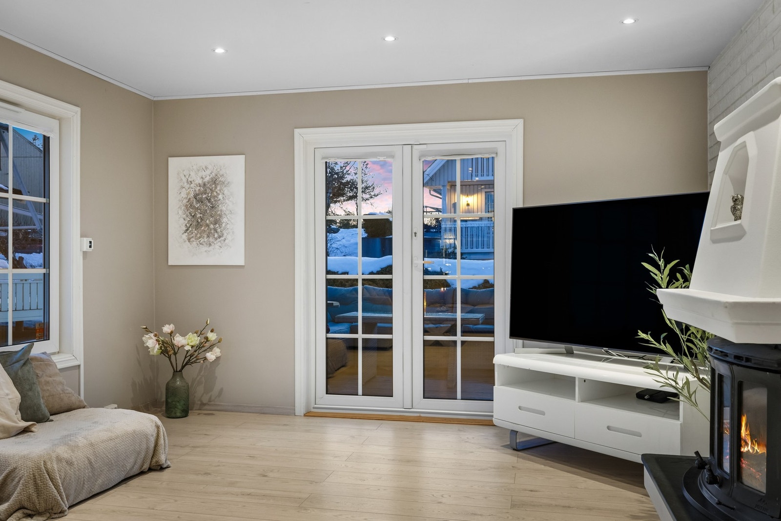 Stuen har store og flotte vinduer som slipper inn rikelig med naturlig lys. Galleribilde