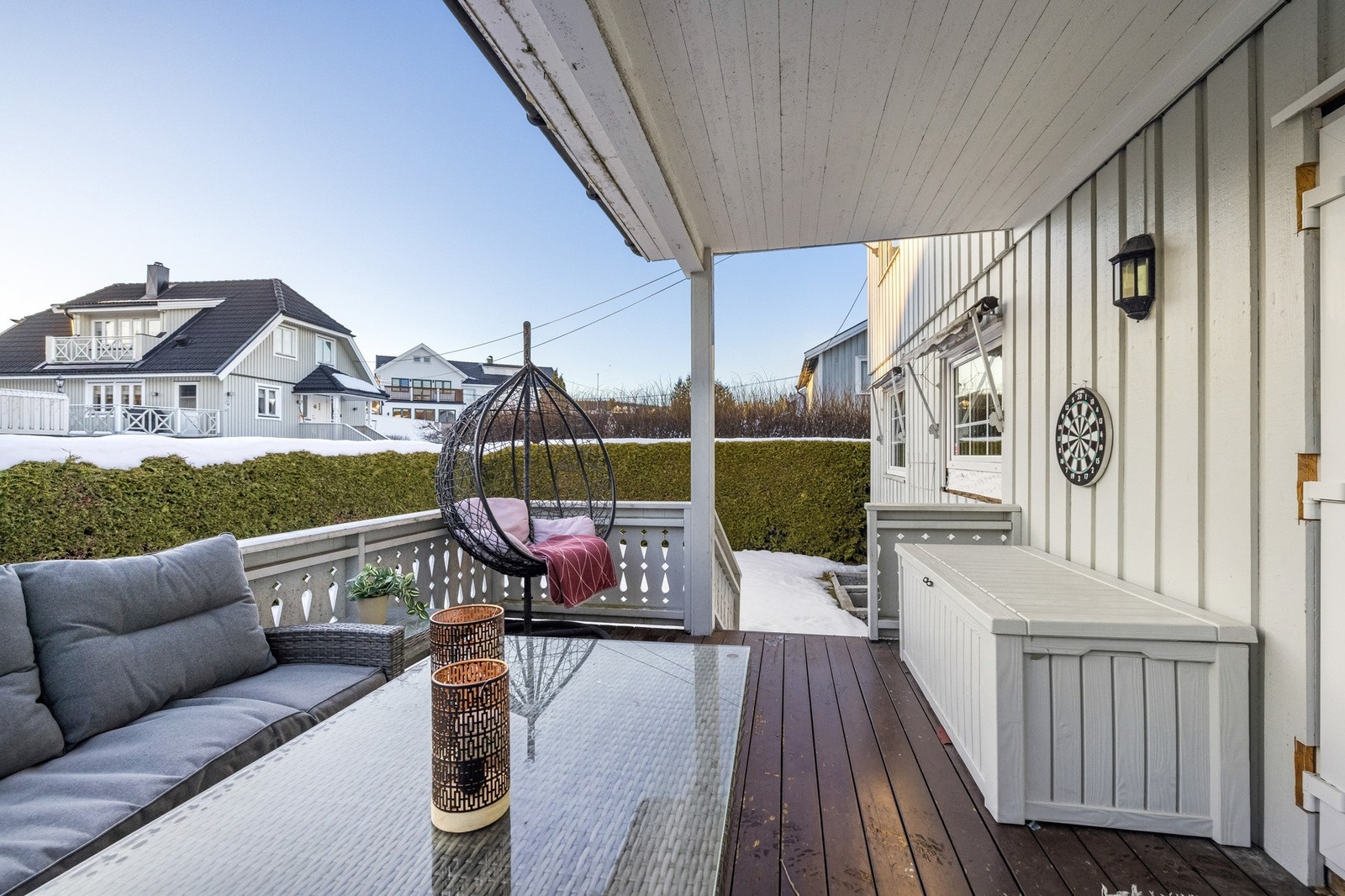 Fra eiendommen er det gang- og sykkelavstand til Fjellhamar barneskole, Fjellsrud ungdomsskole og Lørenskog videregående skole. I tillegg finnes det et godt utvalg av både private og kommunale barnehager i nærområdet. Galleribilde