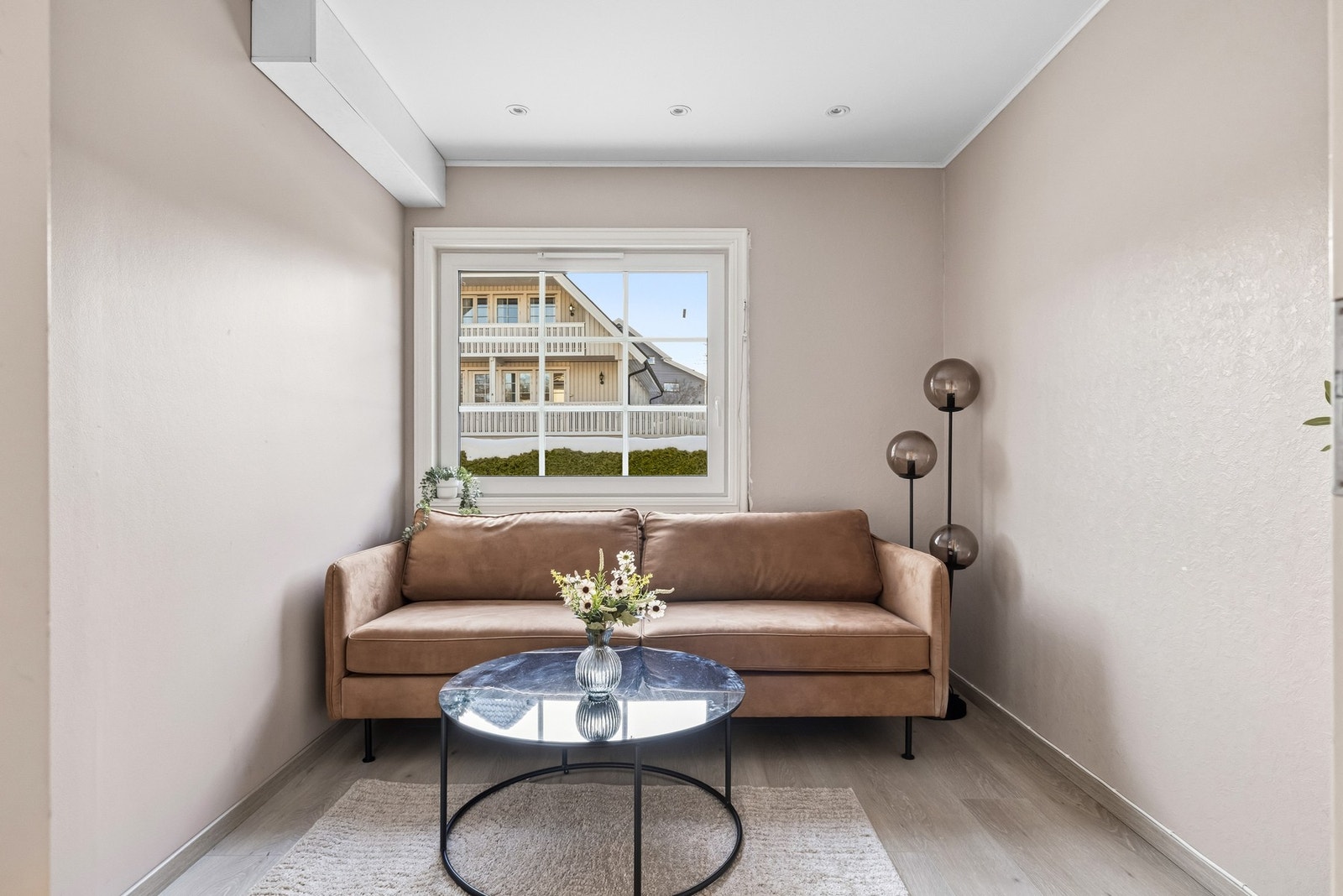 Soverommet i første etasje er i dag innredet med sofa. Galleribilde