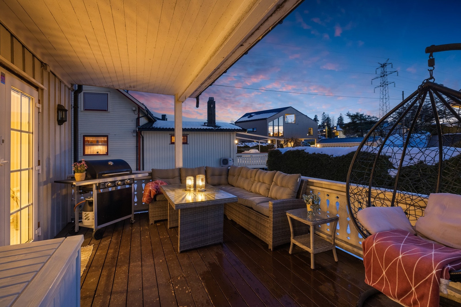 Videre er det adkomst ut til terrassen på ca. 15 kvm, hvorav 9 kvm er overbygget, med trapp til hagen. Galleribilde